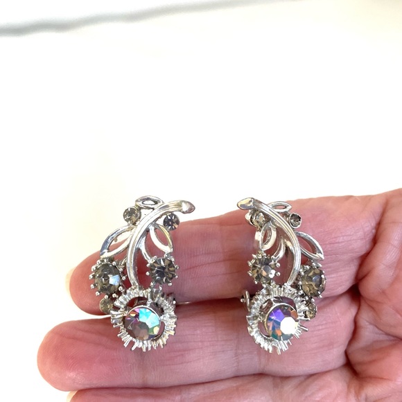 VINTAGE LISNER AB CHRYSTAL BLUE GREEN SILVER PLATED FLOWER CLIP ON EARRINGS - Picture 4 of 6